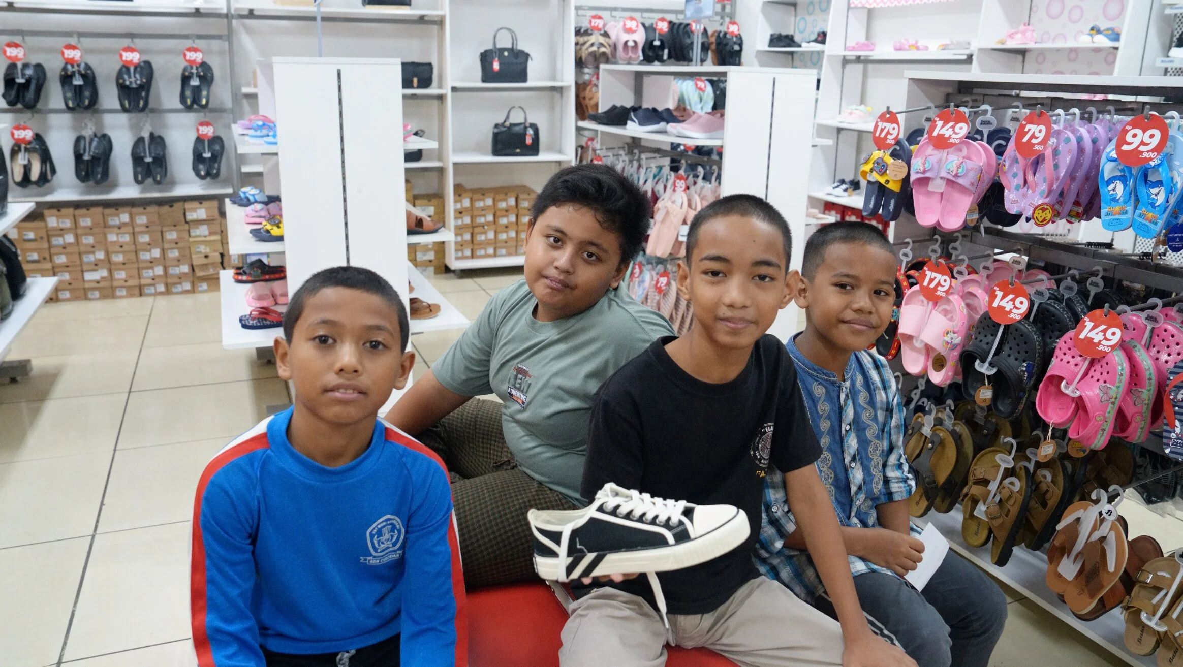 Foto 23 dari album Belanja Lebaran Bareng Yatim Piatu 2025